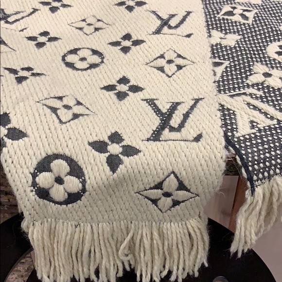 Louis Vuitton Accessories - Authentic Louis Vuitton wool scarf/shawl 413287